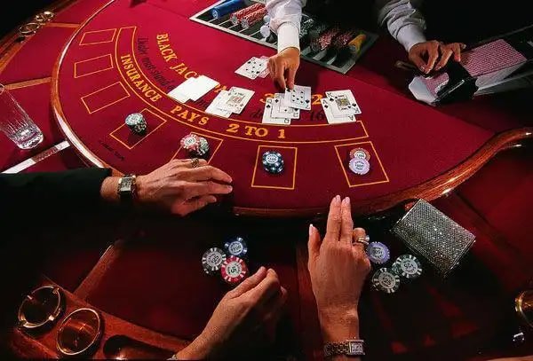 Pemain menikmati dealer langsung di pansos4d Live Casino dengan suasana interaktif